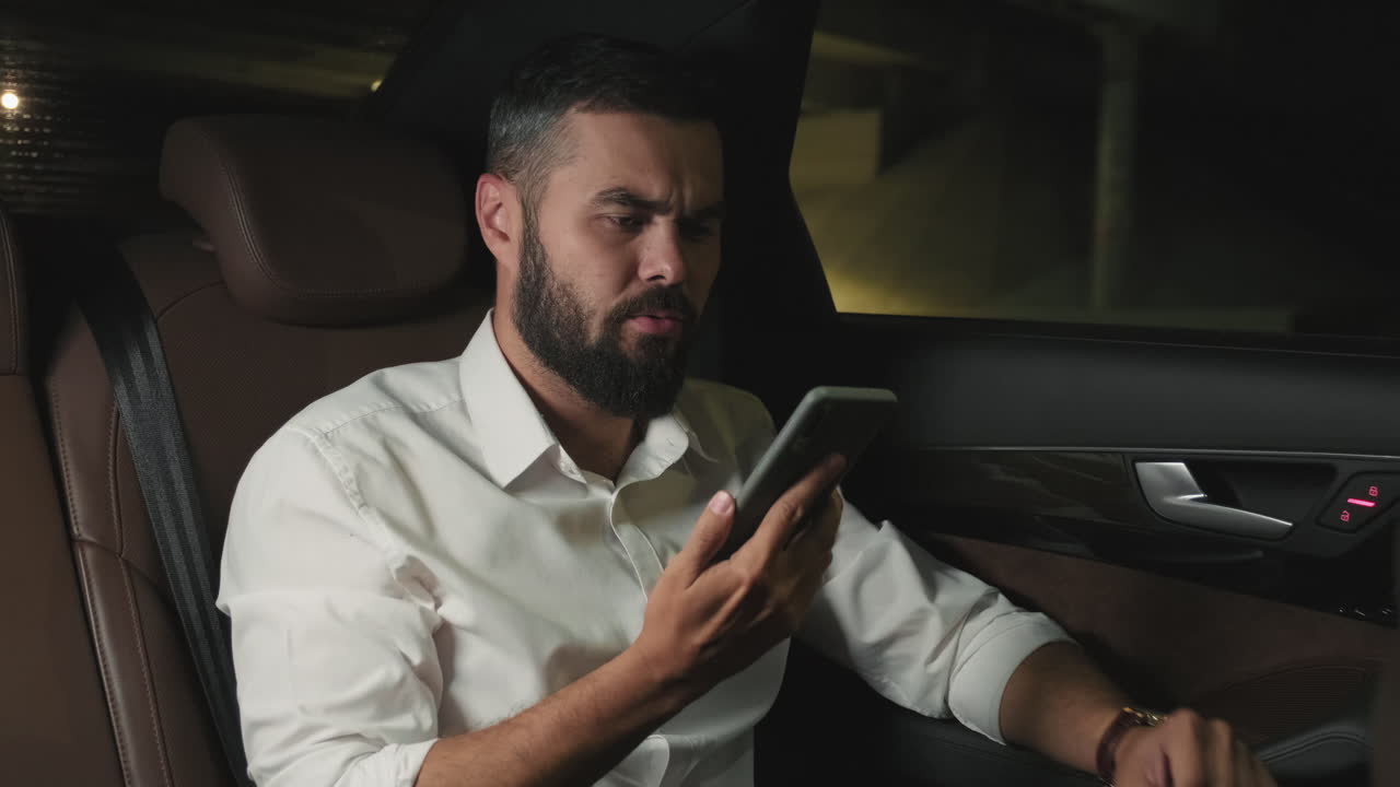 un hombre de negocios enojado llegando tarde a una reunión.