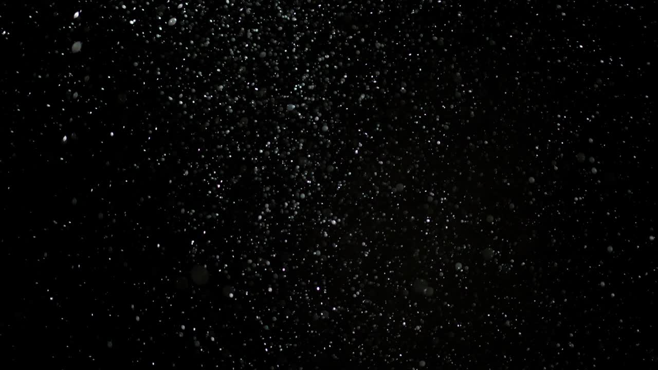 nieve en cámara lenta sobre un fondo negro