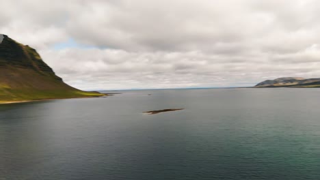 tomas panorámicas e inclinadas de la montaña gigante llamada kirkjufell en islandia