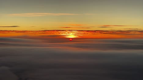 Espectacular-Puesta-De-Sol-Vista-Por-Los-Pilotos-En-Un-Vuelo-Real-Sobre-Una-Capa-De-Nubes-A-1000m-De-Altura