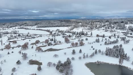 Toma-De-Drones-De-Un-Gran-Campo-De-Golf-En-La-Isla-Whidbey-Cubierto-De-Nieve