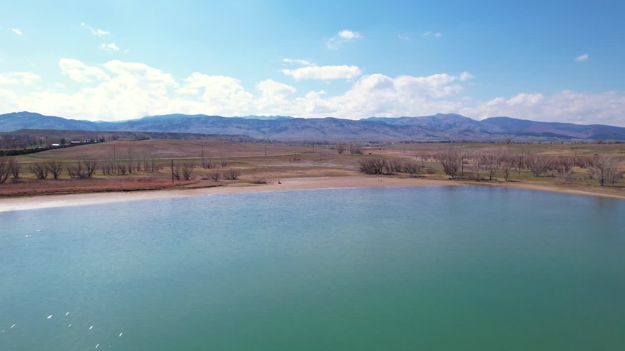 синий колорадский водохранилище с горами и равнинами на заднем плане