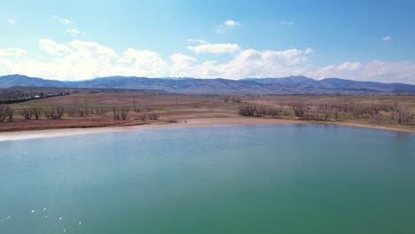 Ein-Blauer-Colorado-Stausee-Mit-Bergen-Und-Ebenen-Im-Hintergrund