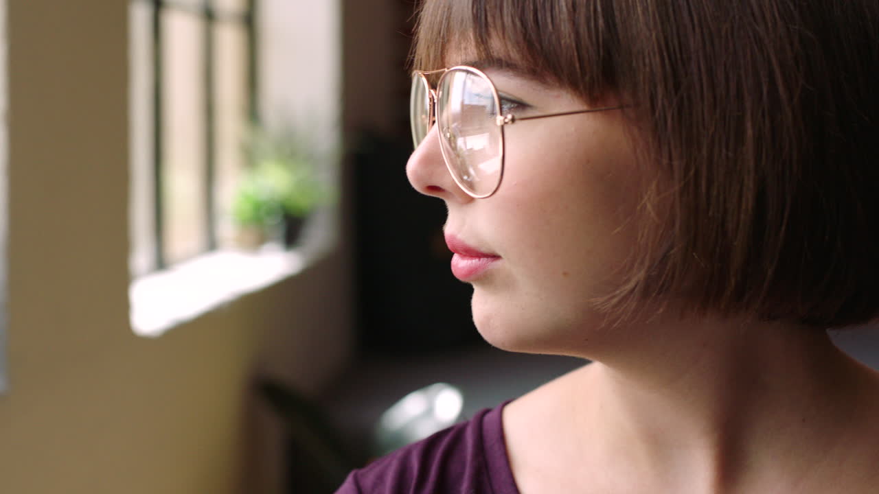 안경을 입은 행복한 여자