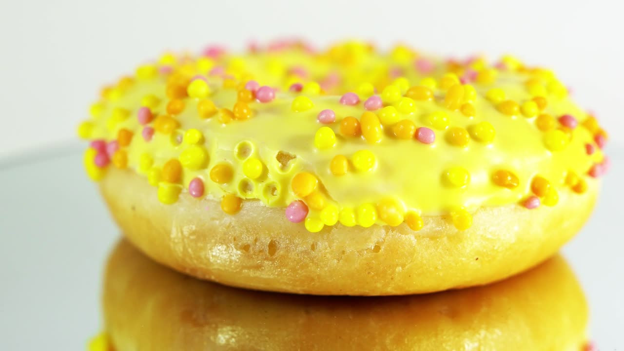 거울 테이블에 다른 채우기를 가진 도을 회전시키고, 맛있는 달한 도이 접시 위에 회전하며, 밝고 다채로운 도 클로즈업 매크로 이 색 바탕에 회전합니다.