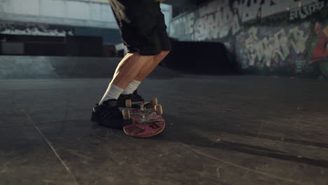 skateboarder extremo saltando skateboard afuera. hombre activo cayendo.