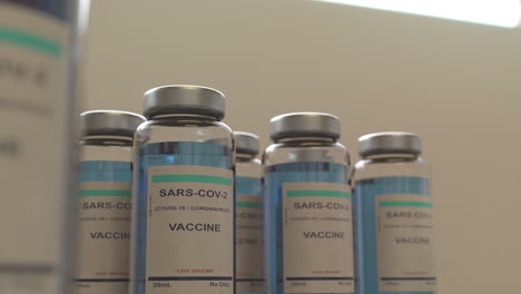 bouteilles de vaccin contre le coronavirus