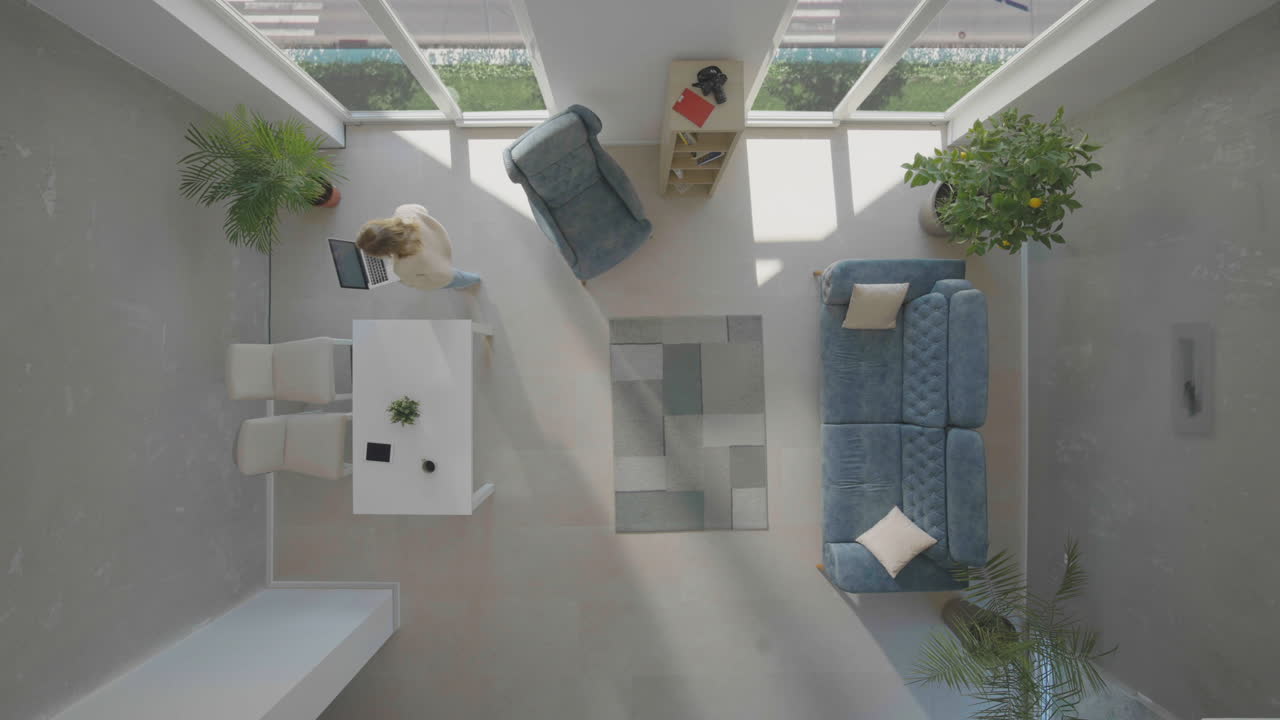 donna che lavora al portatile a casa