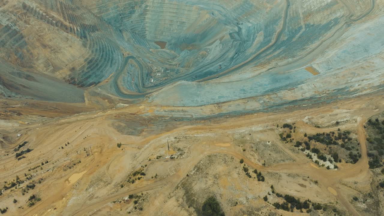 mirando profundamente en la mina de cobre de bingham o kennecott desde un avión no tripulado