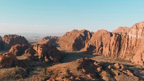 Amplia-Toma-Aérea-De-Las-Antiguas-Rocas-De-Flujo-De-Lava-De-Utah.