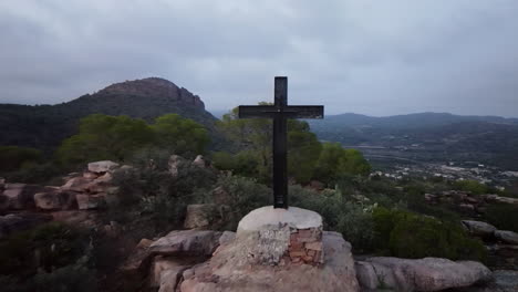 en la cima de una montaña