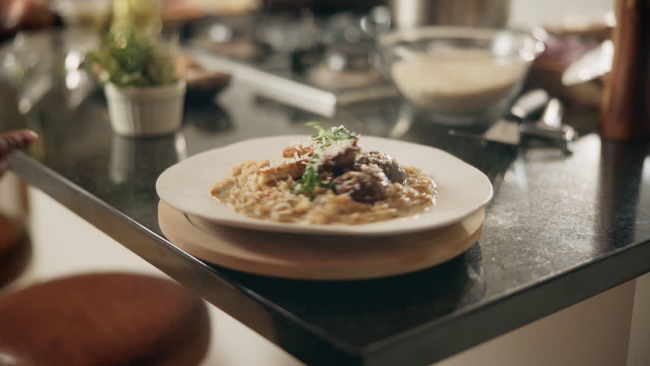 버섯과 허브를 은 크림 리조토