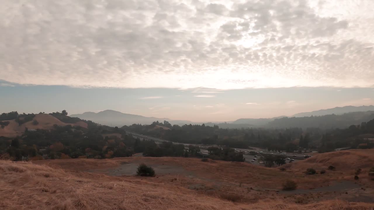 humo y contaminación de los incendios forestales en las colinas de california