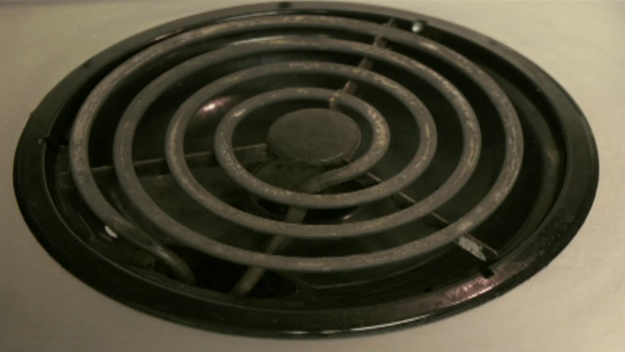 오븐 가열 코일이 적열 상태로 따뜻해짐