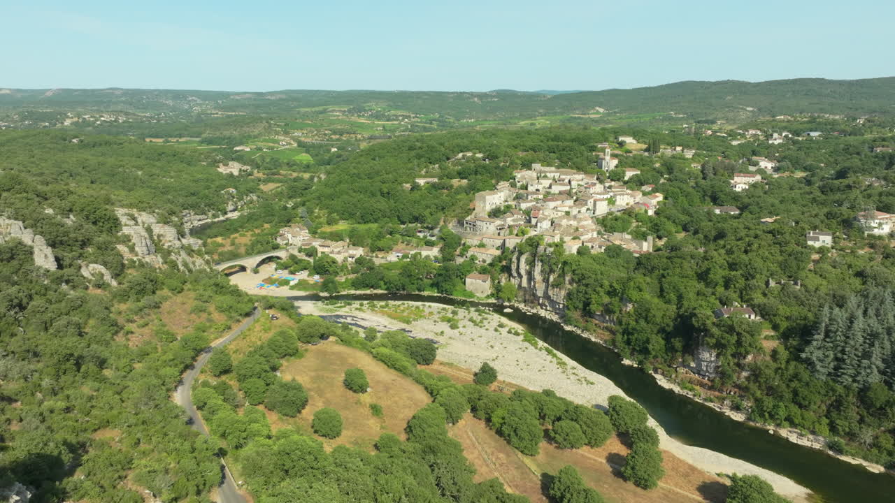 Landschap van het dorp Balazuc in Zuid-Frankrijk, departement Ardèche. Luchtopname met terugtrekkende beweging.