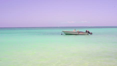 Boat-floats-in-the-tropical-blue-waters-of-Oahu,-Hawaii