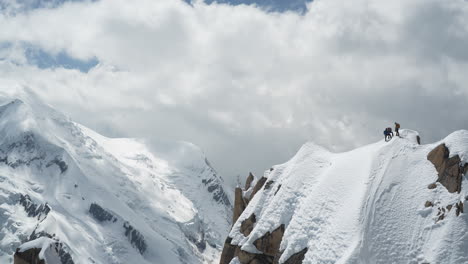 Montañeros-En-La-Cumbre-Nevada-Del-Mont-Blanc-En-Un-Día-Soleado,-Alpes-Franceses