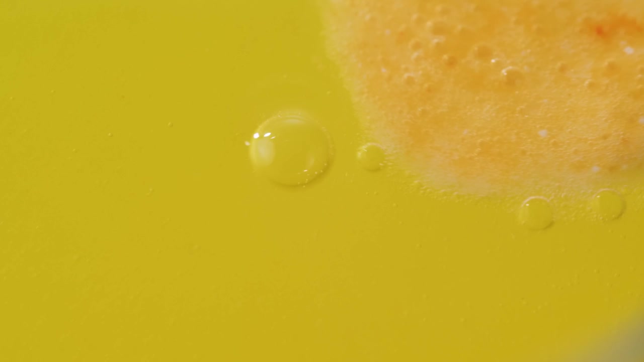 Liquide jaune avec des bulles et de la mousse