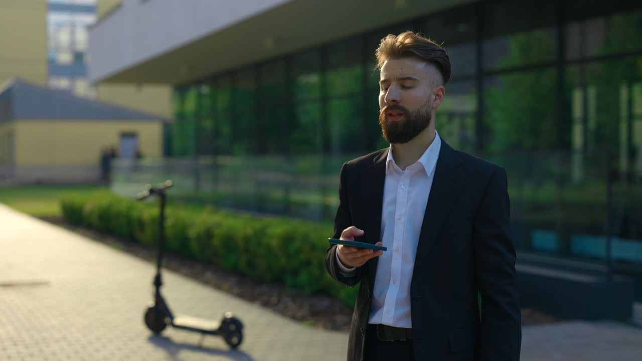 Forretningsmand bruger smartphone udendørs