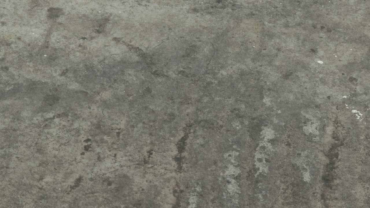 집 표면에 비가 내리는 물과 상승하는 거품