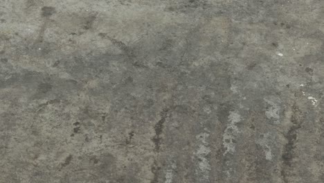 agua de lluvia en la superficie de la casa y burbujas que se elevan