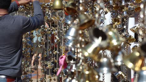 persona que añade campanas a una instalación al aire libre