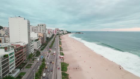 vista de pájaro del establecimiento de la playa de ipanema en río de janeiro, brasil, día nublado