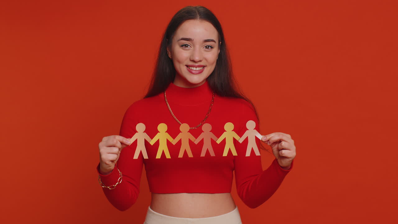 다양성과 포용성을 상징하는 인간 인물의 종이 사슬을 들고 미소 짓는 여성