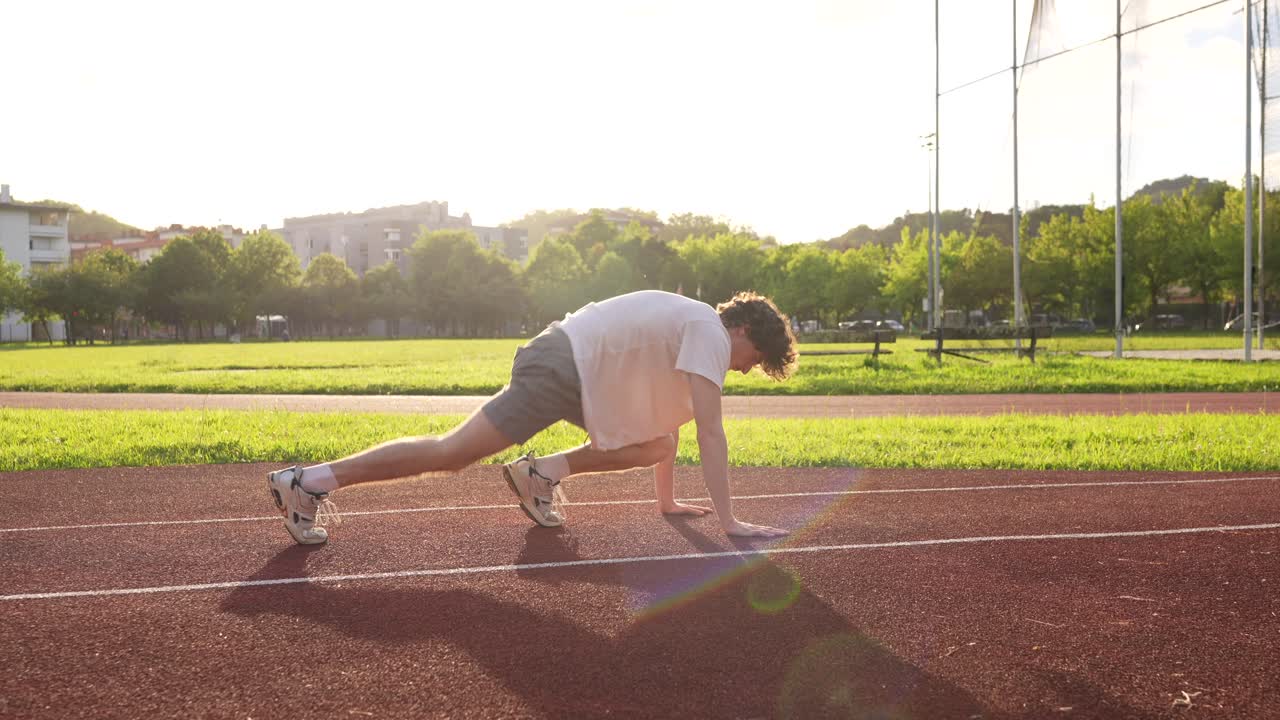 Uomo che fa esercizio su pista e campo