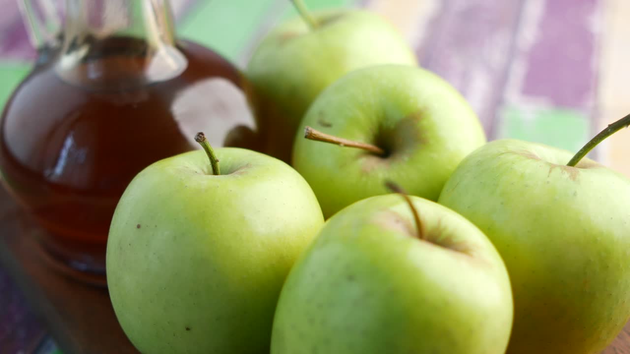 녹색 사과와 사과 사이드르 식초