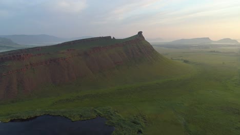 vista aérea de un pico de montaña con laderas cubiertas de hierba