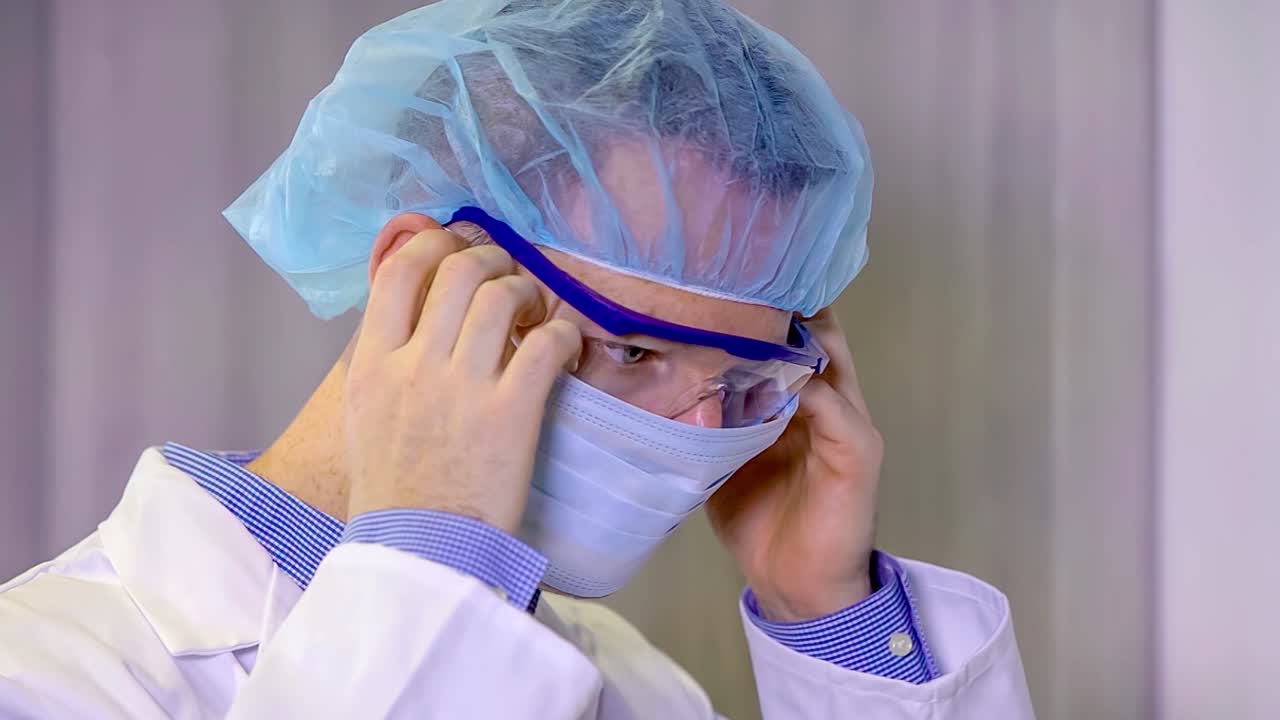 profesional médico con equipo de protección