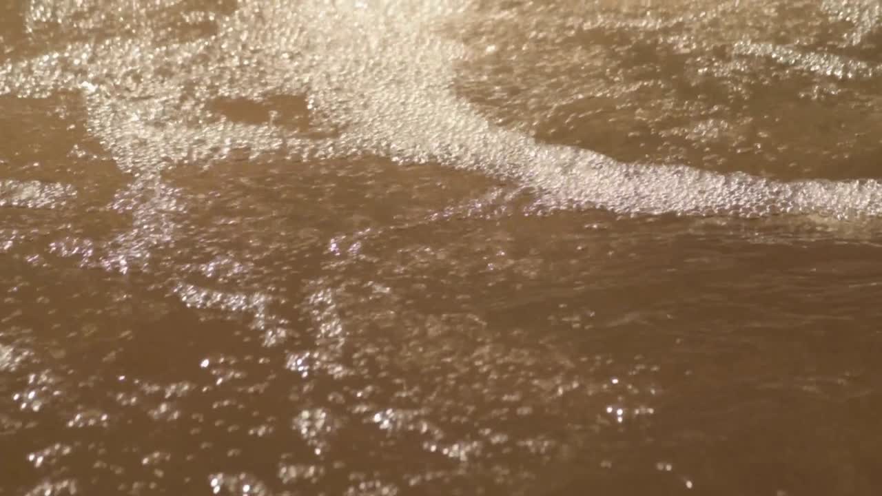 더러운 갈색 흐르는 물