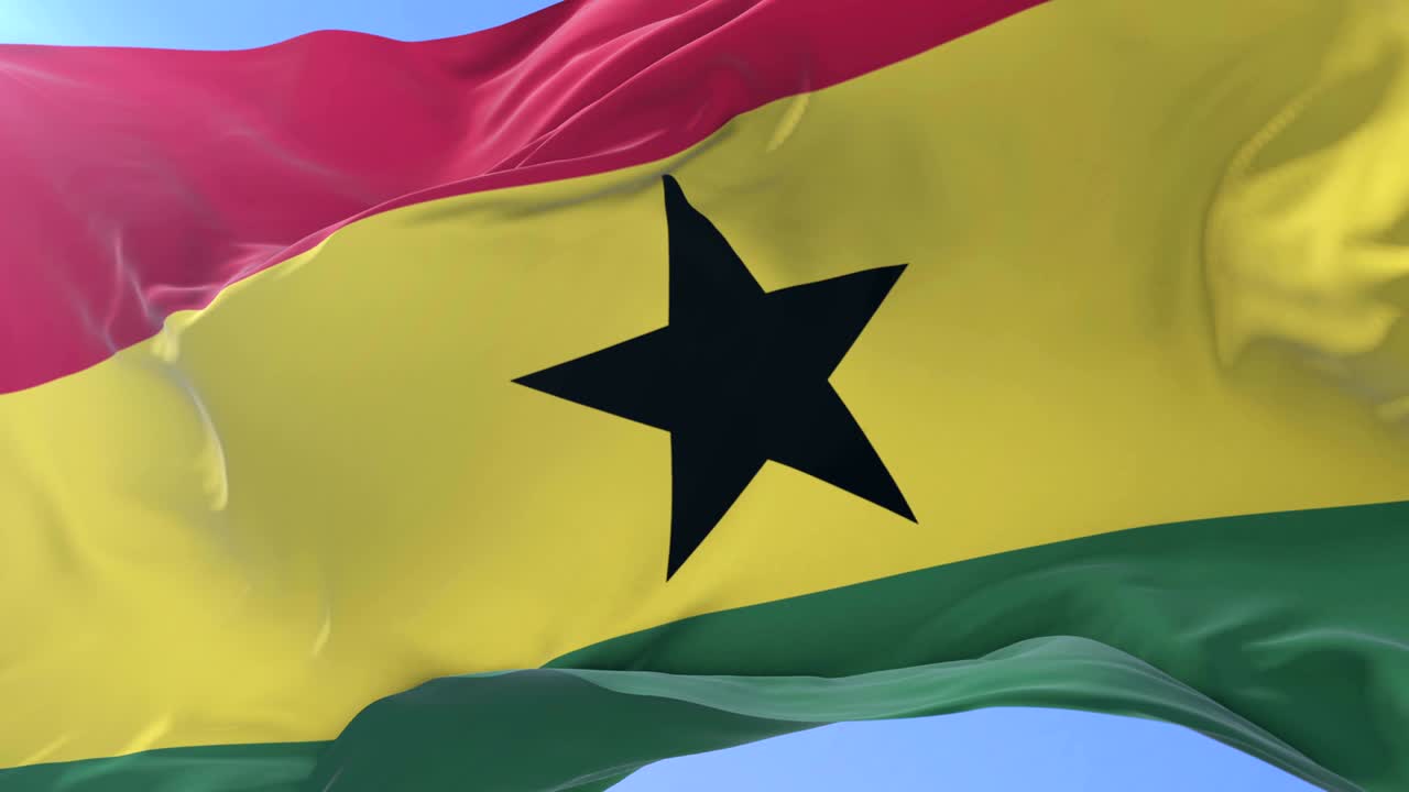 Bandiera del Ghana che sventola lentamente al vento con cielo blu, in loop