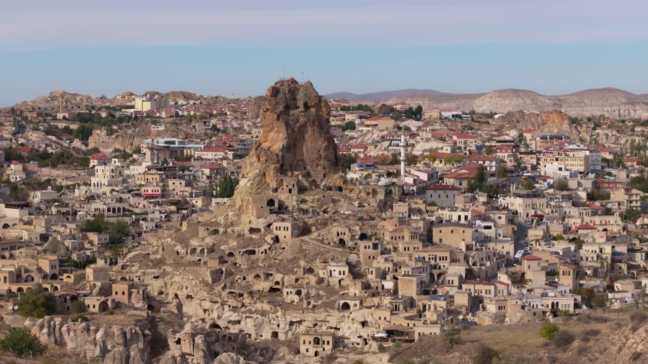Ortahisar'da taş kale ve çevreleyen çatıların kuşbakışı görünümü