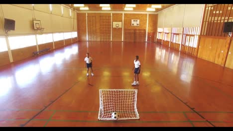 niños jugando al fútbol en la cancha.