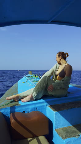 una mujer relajándose en un barco.