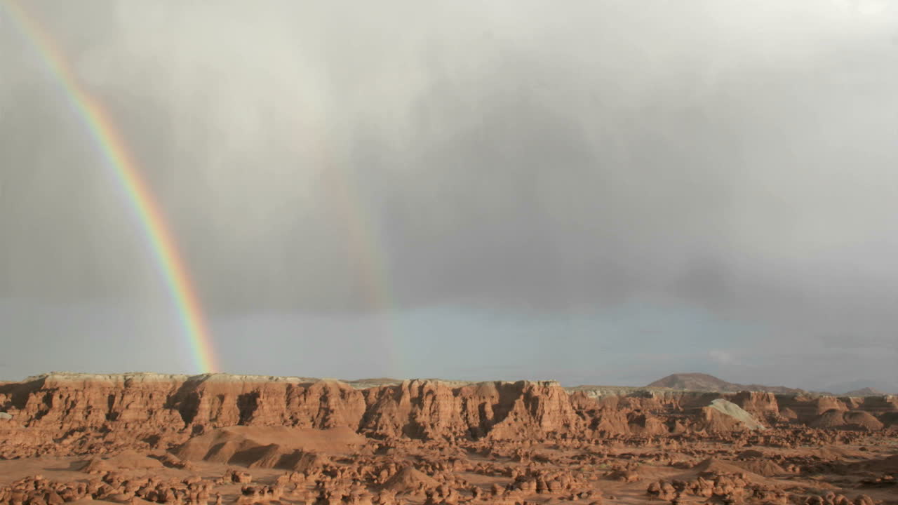 무지개가 고블린 계곡 주립공원 위로 아치형으로 드리워지면서 햇빛에 희미해집니다.