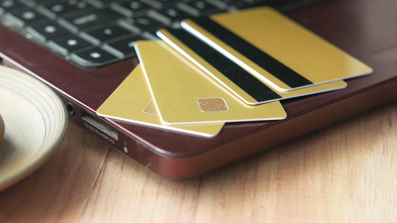 tarjetas de crédito en una computadora portátil