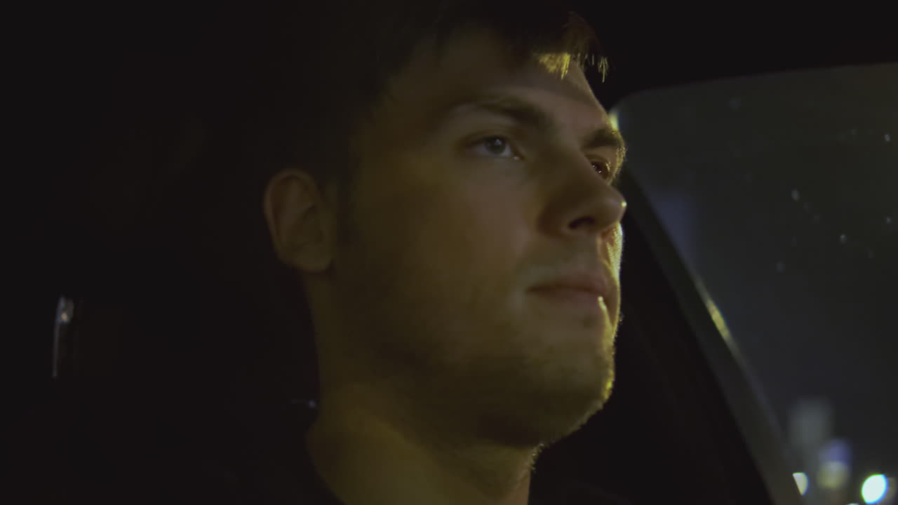 밤에 운전하는 남자