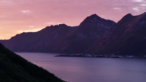 Cordillera-En-La-Aldea-De-Husøy,-Municipio-De-Senja-En-El-Condado-De-Troms-Y-Finnmark,-Noruega