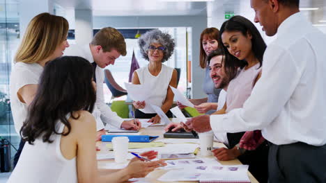 grupo de colegas de negocios de lluvia de ideas en la oficina de plan abierto