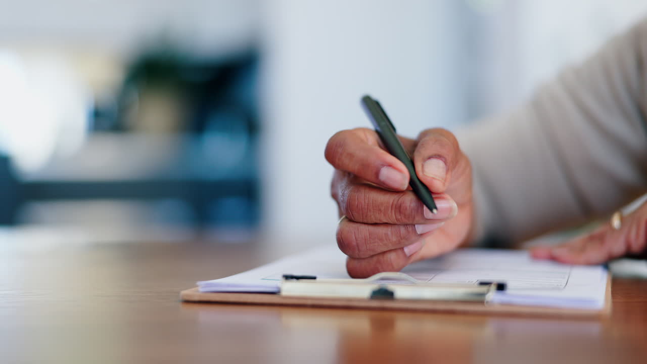 senior, mujer y escritura de solicitud