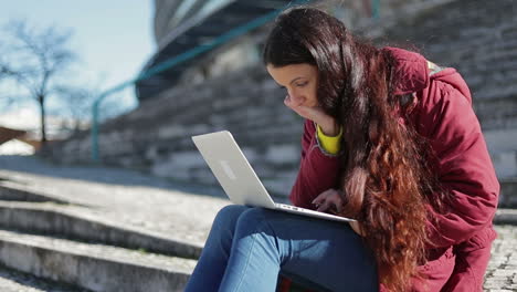 Mujer-Madura-Cansada-Apoyada-En-La-Mano-Mientras-Trabaja-Con-Una-Computadora-Portátil