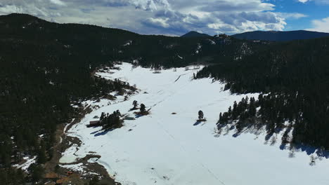 siempre verde invierno timelapse hiper lapse campo abierto y valle montaña de colorado nubes en movimiento hacia adelante