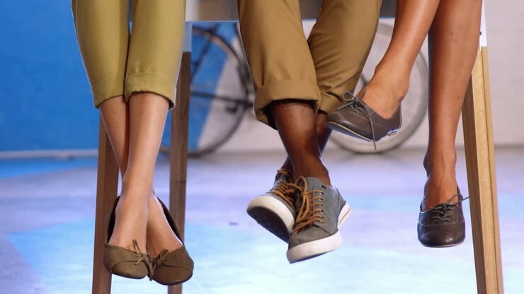 Dirigenti seduti con le gambe incrociate