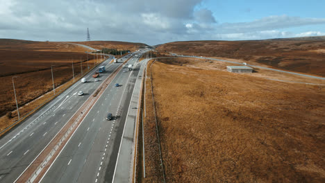 Filmische-Luftaufnahmen-Der-Autobahn-M62,-Saddleworth,-Windy-Hill,-Großbritannien