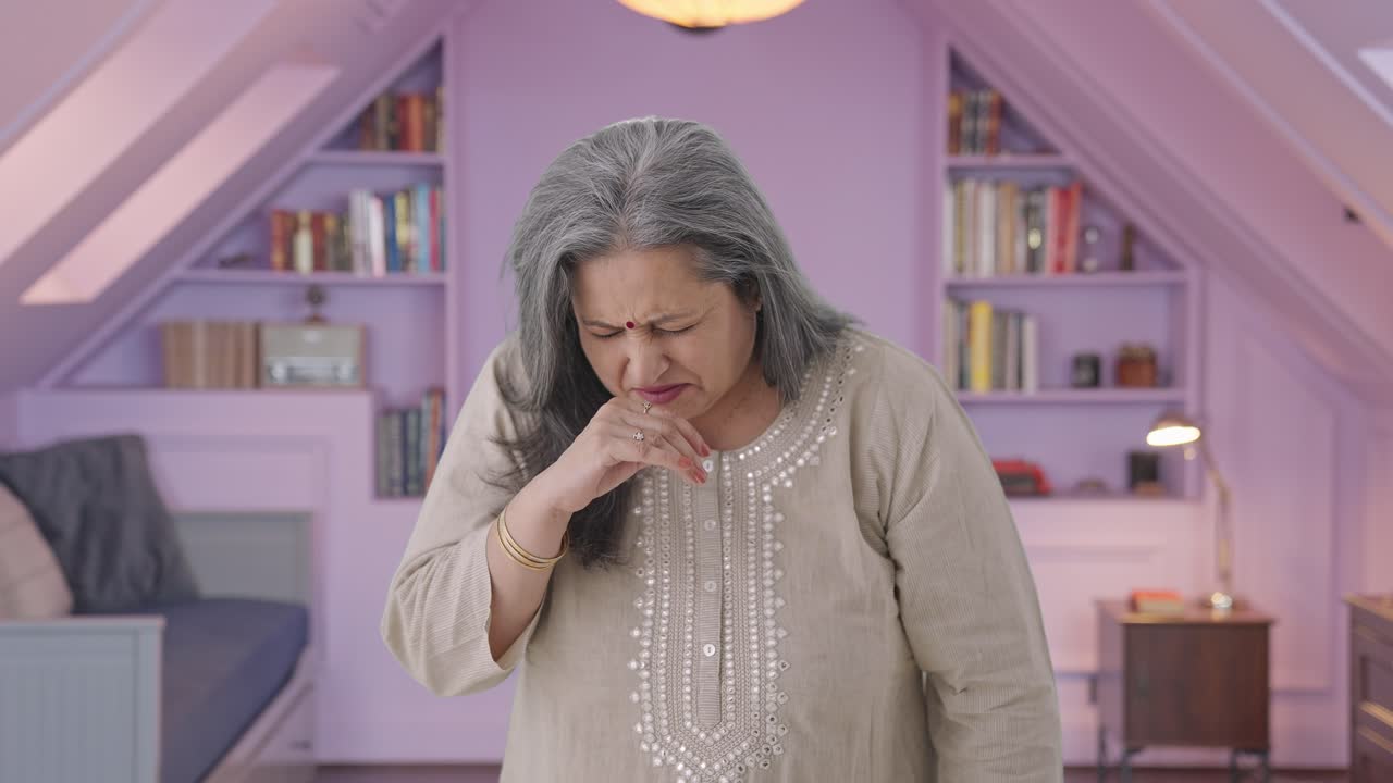 anciana india enferma que sufre de resfriado y tos
