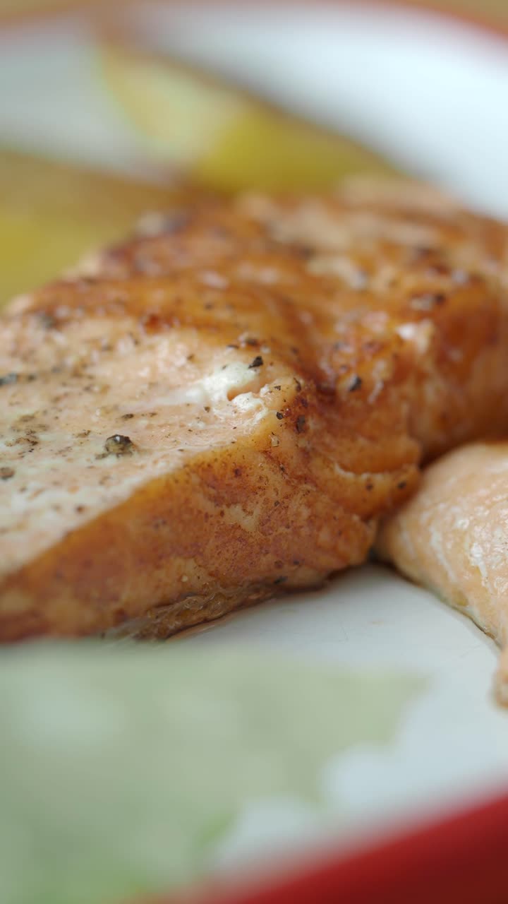 Primer plano de filetes de salmón cocidos en un plato blanco