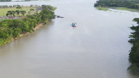 Vista-De-Drones-De-Barcos-Que-Viajan-En-El-Canal-Gabkhan,-Se-Abre-A-Una-Vista-Amplia